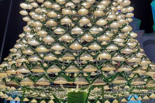 Chiêm ngưỡng cây thông Noel 'độc nhất' từ hơn 1.000 chiếc nón lá