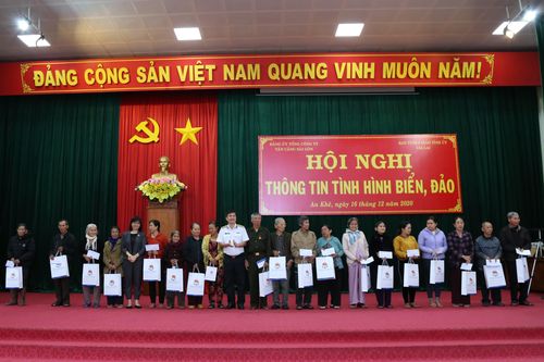 Tổng công ty Tân cảng Sài Gòn đẩy mạnh tuyên truyền biển, đảo cho người dân
