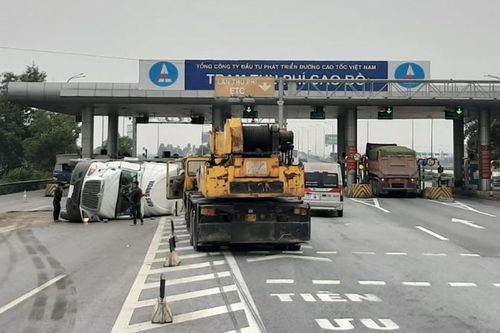 Xe container leo lên dải phân cách lật nghiêng gần trạm thu phí
