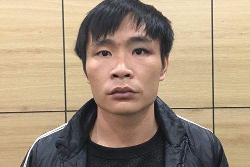 Không được đi xe, nam thanh niên nửa đêm nhặt gạch ném ô tô khách
