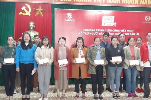 1 tỉ đồng từ Chương trình 'Lên cùng Việt Nam' được trao cho người dân các tỉnh miền Trung