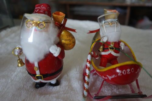 Cụ ông 70 tuổi 'hô biến' vỏ trứng thành ông già Noel độc đáo