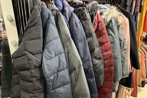 Thị trường ngày 17/12: Hà Nội rét đậm, áo phao cháy hàng