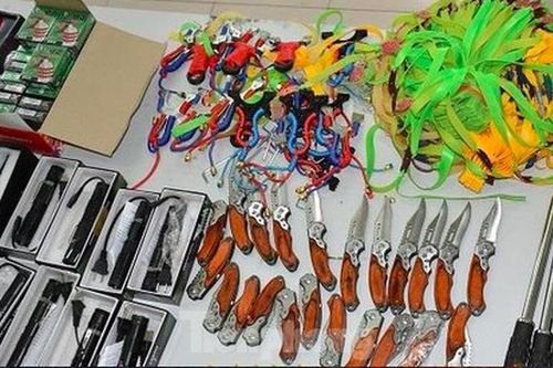 Lên biên giới 'sắm' hung khí, đồ chơi tình dục về bán kiếm lời