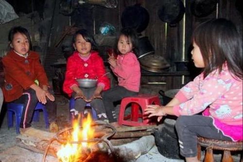 Người dân vùng núi co ro đốt lửa chống rét