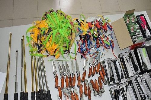 Mua vũ khí thô sơ, đồ chơi tình dục về bán kiếm lời