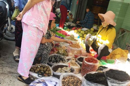 Dược liệu, thuốc bắc 'trôi nổi' được bày bán từ vỉa hè đến chợ sỉ