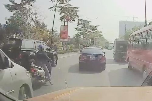 Nữ 'ninja' dừng xe giữa đường nghe điện thoại khiến giao thông ùn tắc