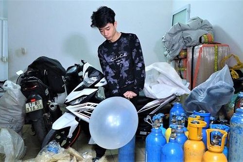 Bắt giữ gần 5 nghìn điếu thuốc lá điện tử và 10 nghìn quả 'bóng cười'