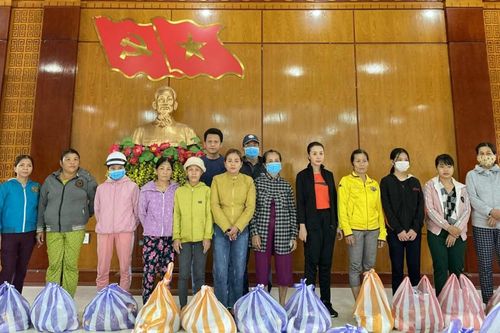 KITA Land trao 500 phần quà cho người dân vùng lũ miền Trung