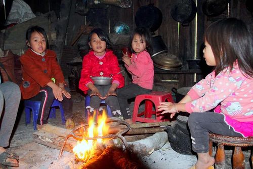 Người dân vùng cao Nghệ An co ro trong giá rét