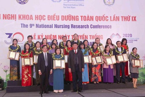 Những người điều dưỡng đã 'xả thân' đóng góp chống dịch COVID-19