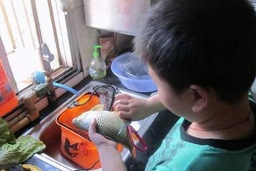Bị mẹ 'hủy kèo' đi chơi, cậu bé làm việc này khiến ai nấy rơi nước mắt