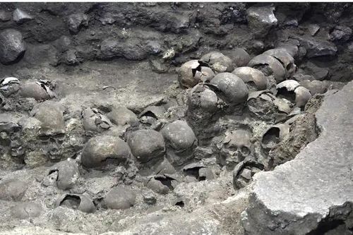 119 đầu lâu xếp thành 'tháp người' lộ ra giữa lòng thành phố Mexico