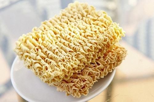 Thường xuyên ăn mì tôm sẽ tàn phá cơ thể như thế nào?
