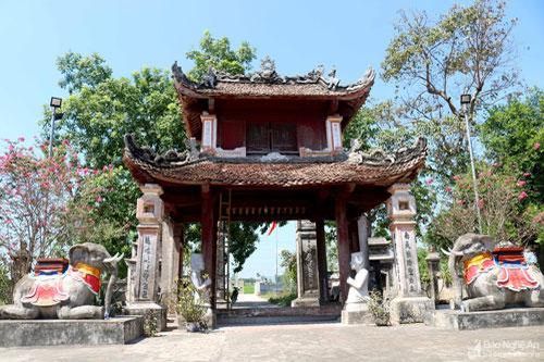 Vẻ đẹp độc lạ của ngôi đền cổ hàng trăm năm tuổi ở Nghệ An