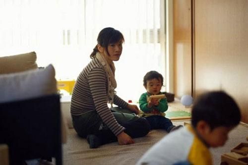 Bị gắt 'Cả ngày ở nhà làm gì mà để nhà cửa thế này', bà mẹ ở nhà trông con đủng đỉnh đáp 1 câu khiến chồng câm nín
