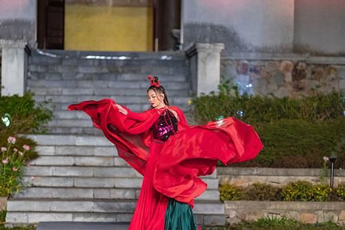 Thanh Hằng làm vedette show Adrian Anh Tuấn