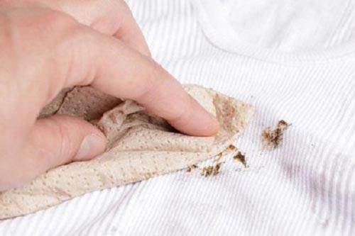 Cách làm sạch vết dầu mỡ trên quần áo