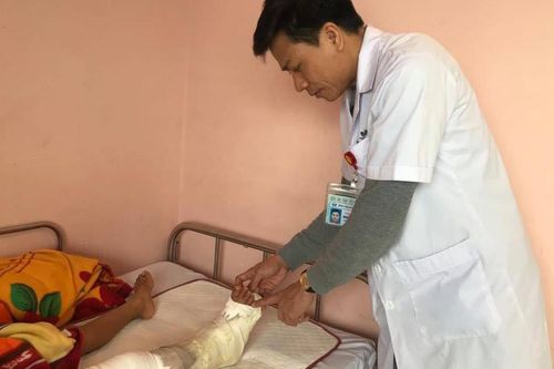 Phẫu thuật thành công cứu chân của bé trai bị tai nạn máy xúc dập nát