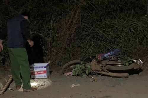 Mẹ đau đớn khóc ngất bên thi thể con trai 6 tuổi tử vong sau va chạm với xe ben