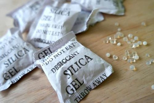 Những ngộ độc nguy hiểm do trẻ ăn nhầm gói hút ẩm