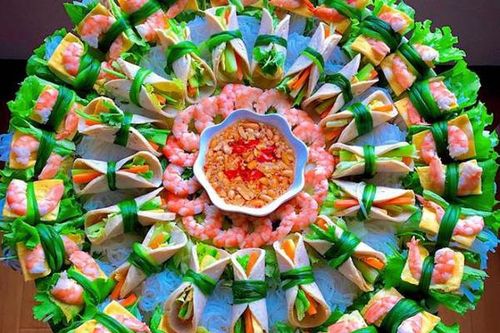 9X Việt tại Nhật trang trí món gỏi cuốn đẹp đến mức không nỡ ăn
