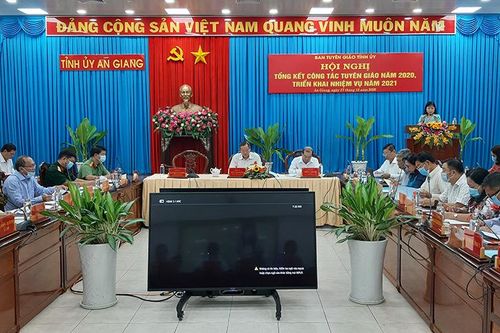 Tiếp tục đổi mới nội dung và phương thức công tác tuyên giáo