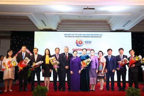 Xây dựng và vun đắp tình đoàn kết, hữu nghị với nhân dân các nước ASEAN