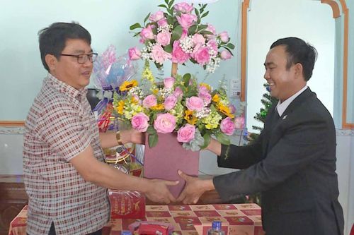 Chủ tịch UBND huyện Chư Păh thăm, chúc mừng Giáng sinh 2020