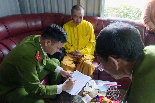 Bắt quả tang đối tượng mạo danh tu sĩ