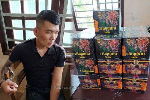 Bắt đối tượng vận chuyển 19 hộp pháo lậu
