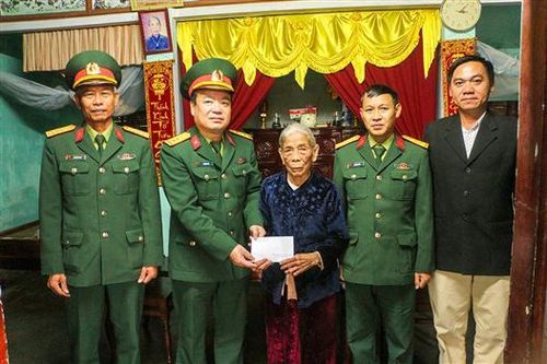 Thăm, tặng quà Mẹ Việt Nam anh hùng và bàn giao nhà tình nghĩa cho đối tượng chính sách