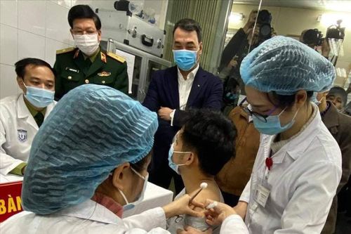 Ba người đầu tiên đã được tiêm thử nghiệm vắc xin phòng Covid-19 ''made in Vietnam''