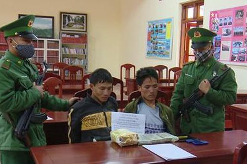 Bắt quả tang vụ mua bán 3 bánh heroin và 1 kg ma túy đá