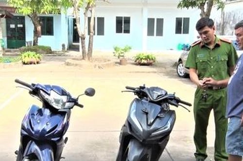 Trao trả 5 chiếc xe máy bị mất trộm cho người dân