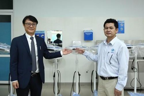 Tặng thiết bị y tế cho các bệnh viện tại Quảng Ngãi