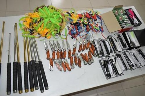 Bắt đối tượng mua bán trái phép lượng lớn hung khí, đồ chơi tình dục