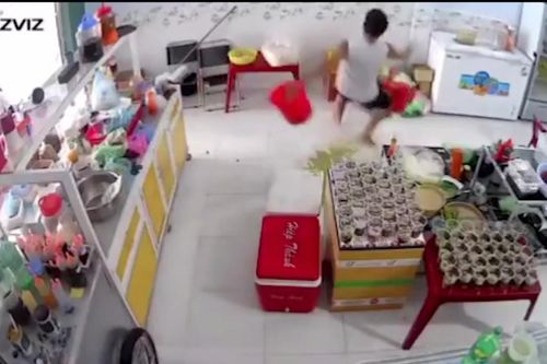 Clip: Chàng trai xui xẻo trượt ngã liên tục, đổ hết 2 xô trà sữa