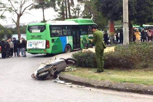 Xe máy va chạm xe buýt, thanh niên 19 tuổi thiệt mạng