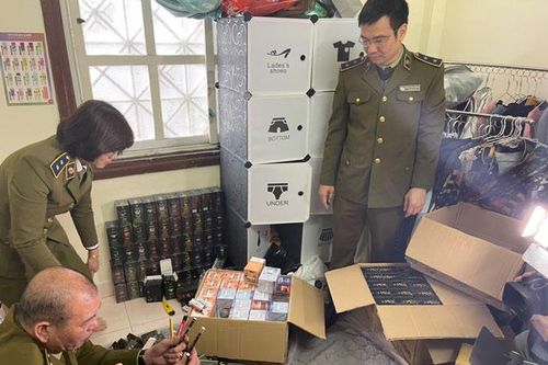 Thu giữ hàng nghìn điếu thuốc lá điện tử và bóng cười kinh doanh trên mạng xã hội