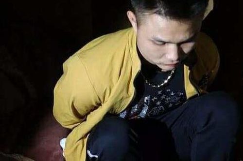 Bắt 2 đối tượng mang súng vào quán karaoke bán ma túy