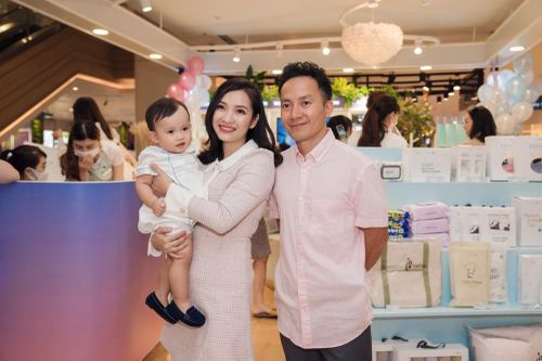 Lần hiếm hoi 'ông bố bỉm sữa' Tiến Đạt khoe con trai kháu khỉnh tại sự kiện