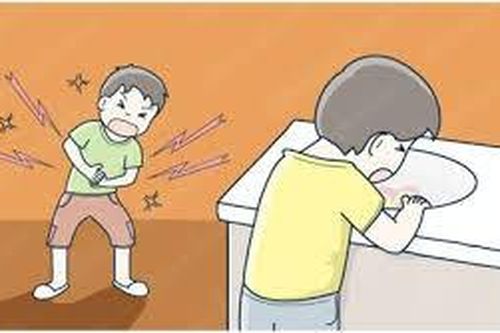 Nhiều học sinh ở Lâm Đồng bị ngộ độc nghi là do trò chơi thổi bong bóng bằng ống hút