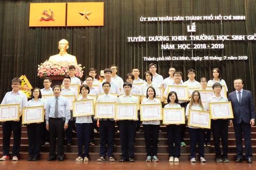 TP.HCM: Mức thưởng dành cho học sinh Giỏi dự kiến sẽ tăng, có thể lên đến 200 triệu đồng!