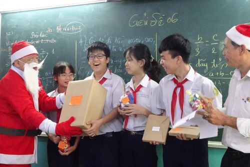 Thầy hiệu trưởng trường người ta: Hóa trang thành ông già Noel phát iPhone 12 cho học sinh