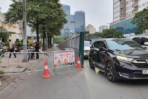 Bất ngờ rào chắn thi công hầm chui Lê Văn Lương, giao thông tắc nghẽn