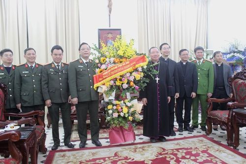 Ban Giám đốc CATP Hà Nội chúc mừng Giáng sinh Tổng Giám mục Tổng giáo phận Hà Nội và Hội Thánh Tin lành Việt Nam (miền Bắc)