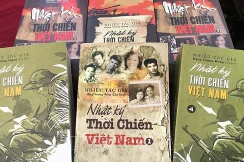 Trao Kỷ lục Việt Nam cho bộ sách 'Nhật ký thời chiến Việt Nam'