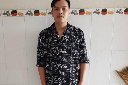 Tự xưng là nhân viên ngân hàng để chiếm đoạt tiền cứu trợ lũ lụt